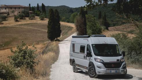 Wohnmobil, Camper mit Längsbett mieten