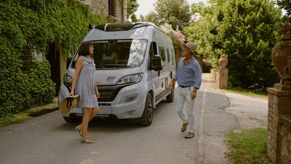 <img src="images/paar-wandern-mit-camper.jpg" alt="Paar beim Wandern mit einem Campervan im Hintergrund">