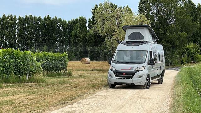 <img src="images/wanderung-mit-camper.jpg" alt="Wanderer auf einem Bergpfad mit Campervan im Hintergrund">