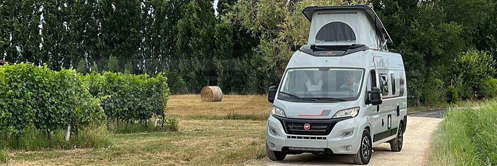 <img src="images/wanderung-mit-camper.jpg" alt="Wanderer auf einem Bergpfad mit Campervan im Hintergrund">