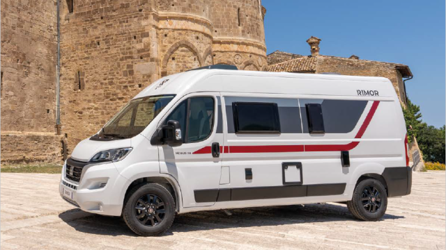 <img src="images/wanderung-mit-camper.jpg" alt="Wanderer auf einem Bergpfad mit Campervan im Hintergrund">