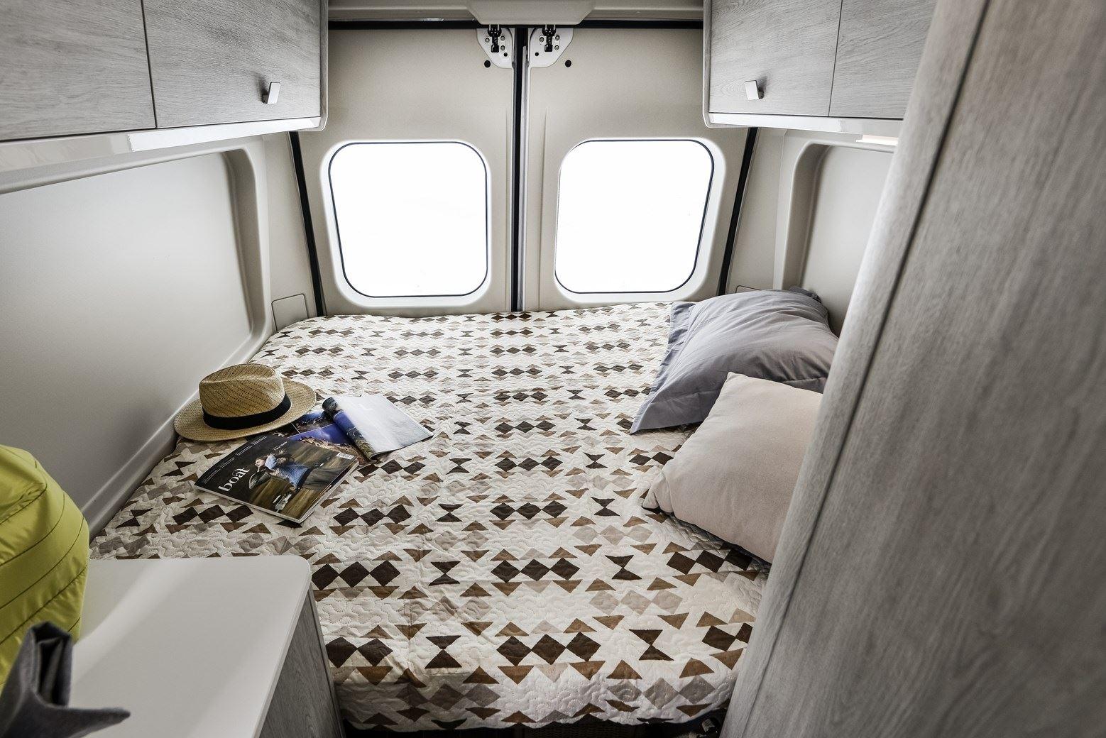 Wohnmobil Camper mit Längsbetten
