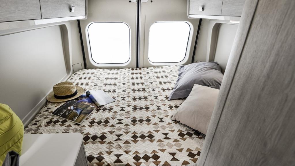 Wohnmobil Camper mit Längsbetten