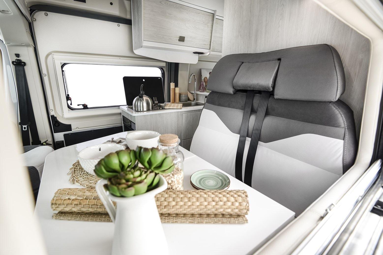 Reisemobil mit grossem Esstisch