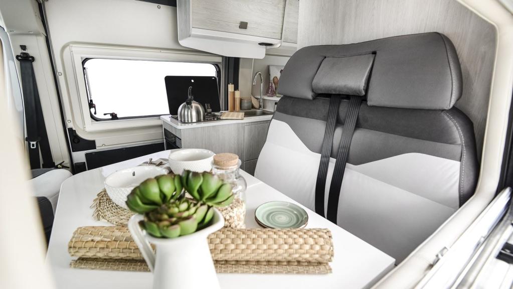 Reisemobil mit grossem Esstisch