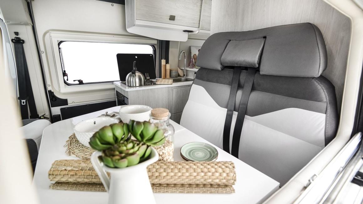 Reisemobil mit grossem Esstisch
